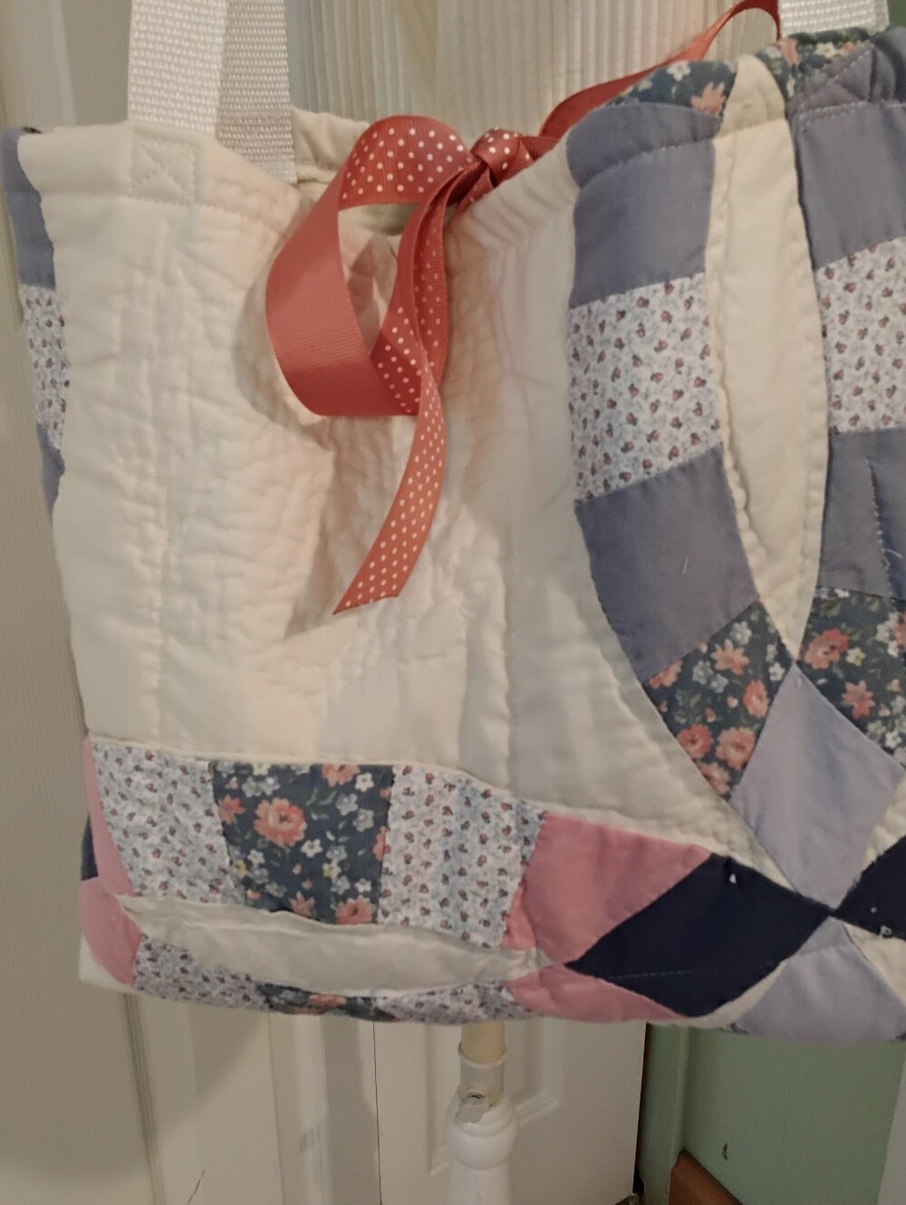 4044 Large Handmade White Quilted Patchwork Tote Bag with Church Applique. - Picture 6 of 7